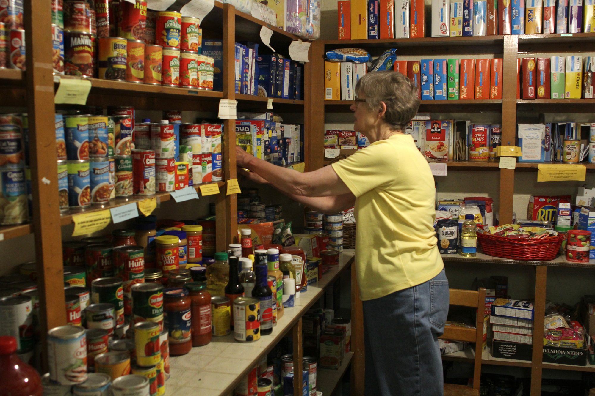 Marblehead Ma 6 13 18 Janet Parker Working In The Food Pantry