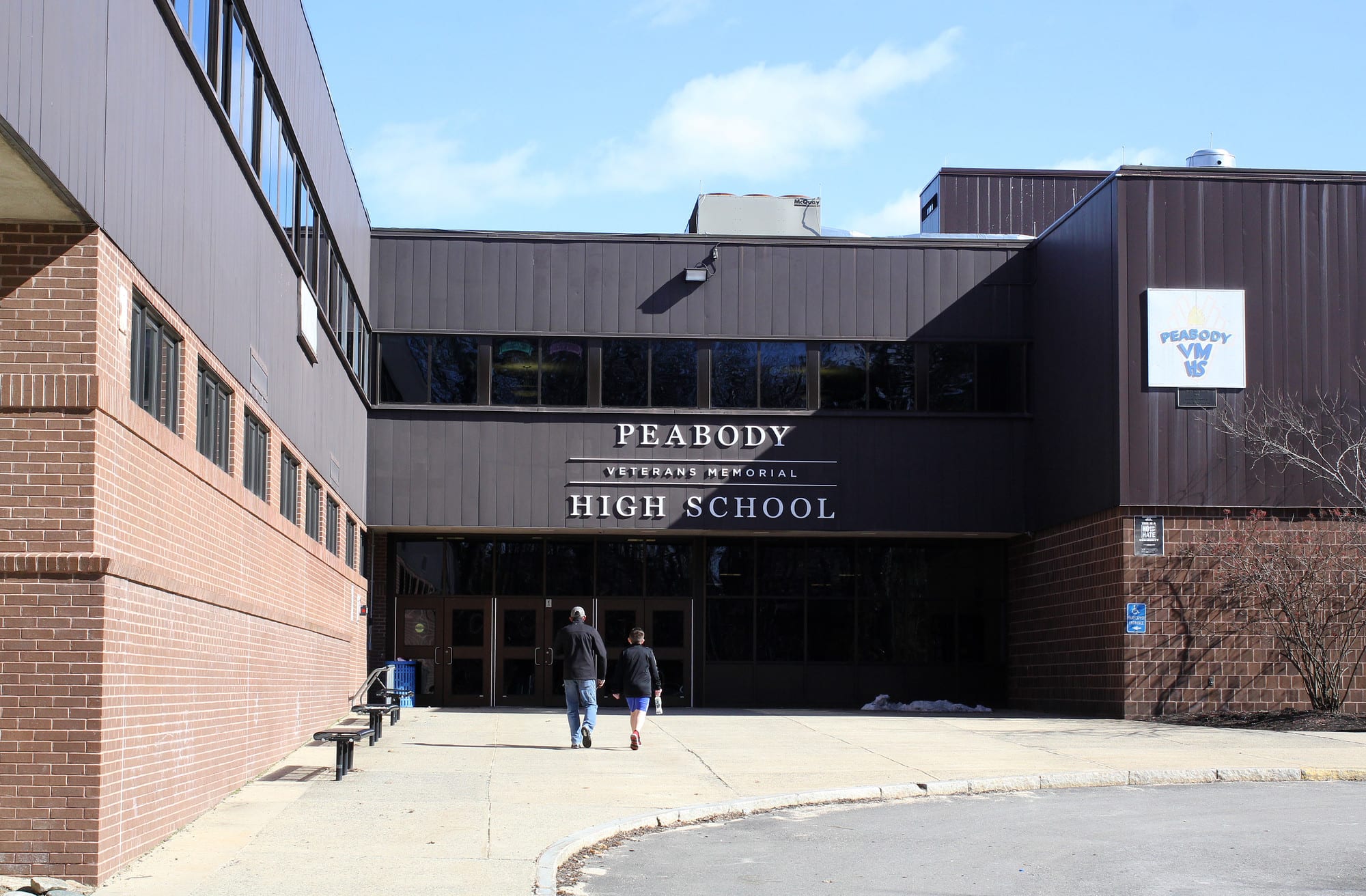 Speaker motivates Peabody High students Itemlive