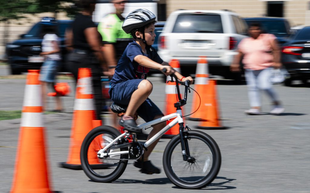RS252810_8_12_25_Bike_safety_with_Lynn_Police_6_web