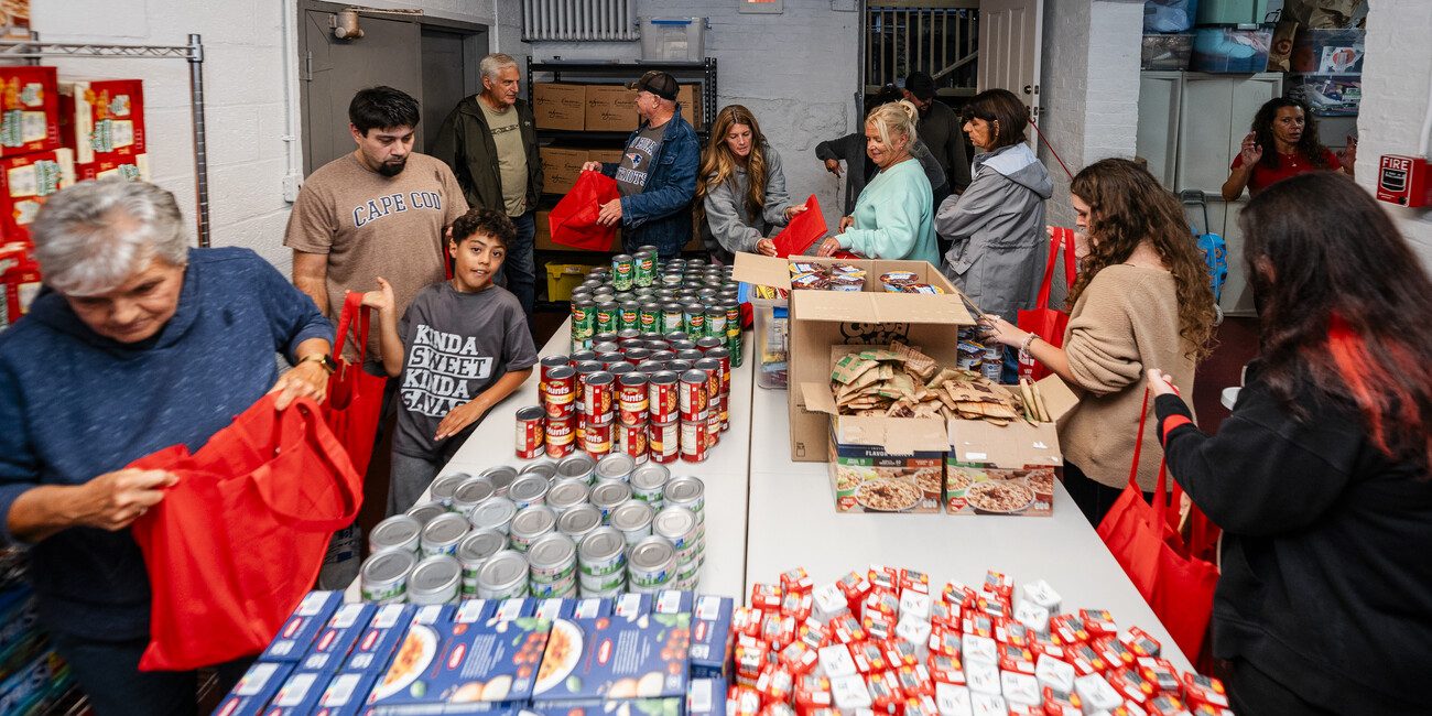 Helping Hands Feed Students in Saugus - Itemlive